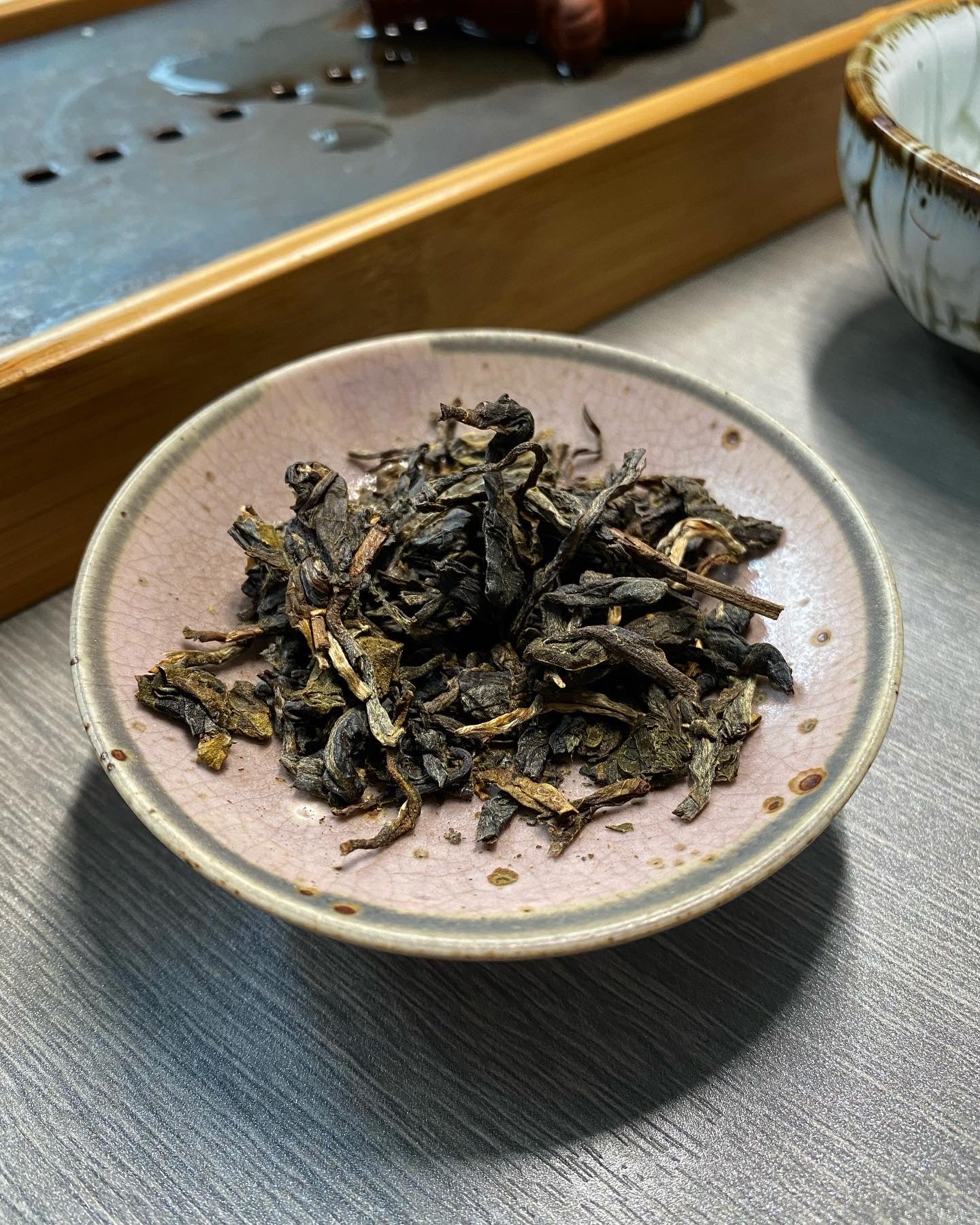 Dry leaf in the gaiwan lid